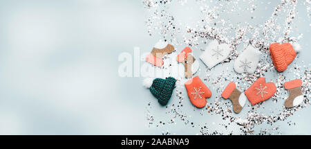 Bunte Glitzernde hologramm glitter Konfetti, Spielzeug, Hüte, Handschuhe, Stiefel. Weihnachtsferien Abstract Background, getönt Stockfoto