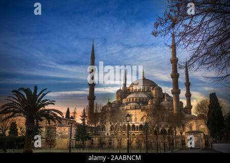 Moschee Sultanahmet, auch genannt die Blaue Moschee Gasse Blick von Innen und Außen in Istanbul, Türkei Stockfoto