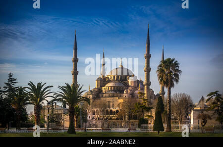 Moschee Sultanahmet, auch genannt die Blaue Moschee Gasse Blick von Innen und Außen in Istanbul, Türkei Stockfoto