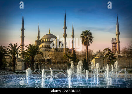 Moschee Sultanahmet, auch genannt die Blaue Moschee Gasse Blick von Innen und Außen in Istanbul, Türkei Stockfoto