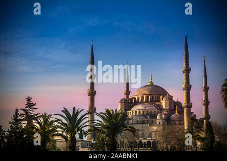 Moschee Sultanahmet, auch genannt die Blaue Moschee Gasse Blick von Innen und Außen in Istanbul, Türkei Stockfoto