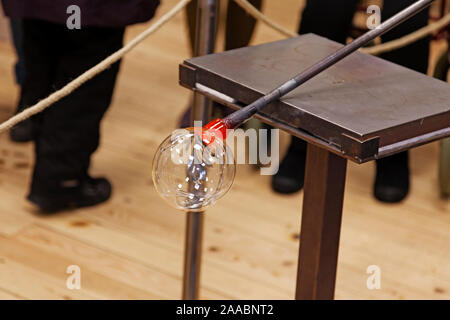 Glas Masse durch die Zugabe von Luft durch Blasen gebildet Stockfoto