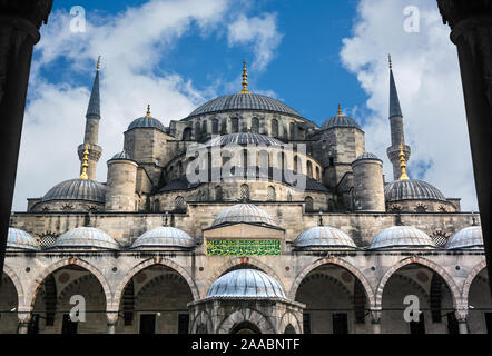 Moschee Sultanahmet, auch genannt die Blaue Moschee Gasse Blick von Innen und Außen in Istanbul, Türkei Stockfoto