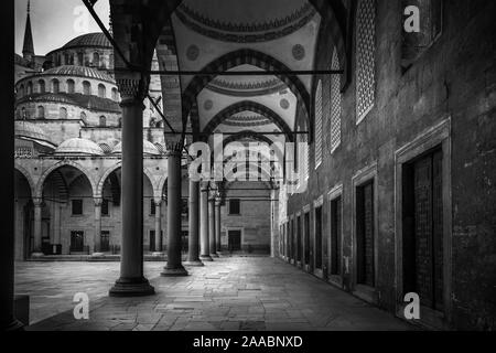 Moschee Sultanahmet, auch genannt die Blaue Moschee Gasse Blick von Innen und Außen in Istanbul, Türkei Stockfoto