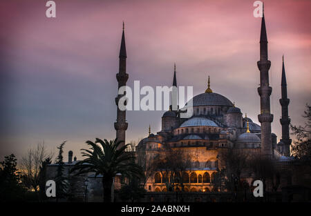 Moschee Sultanahmet, auch genannt die Blaue Moschee Gasse Blick von Innen und Außen in Istanbul, Türkei Stockfoto