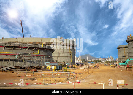 Bau von Öl- und Gas- industrie, riesige Öl Tanks, schwere Konstruktion Maschine Gebäude mit den Arbeitern. Stockfoto