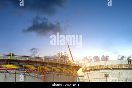 Bau von Öl- und Gas- industrie, riesige Öl Tanks, schwere Konstruktion Maschine Gebäude mit den Arbeitern. Stockfoto