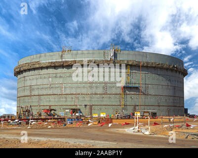 Bau von Öl- und Gas- industrie, riesige Öl Tanks, schwere Konstruktion Maschine Gebäude mit den Arbeitern. Stockfoto