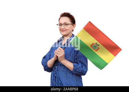 Bolivien Flagge. Frau mit bolivianischen Flagge. Schönes Portrait der Dame im mittleren Alter 40 50 Jahre alt, eine große Flagge mit weissem Hintergrund. Stockfoto