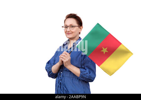 Kamerun Flagge. Frau mit Kamerun Flagge. Schönes Portrait der Dame im mittleren Alter 40 50 Jahre alt, eine große Flagge mit weissem Hintergrund. Stockfoto