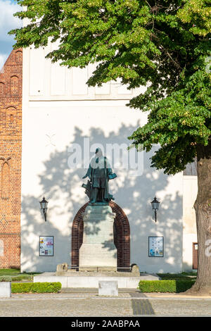 Paul Gerhardt Denkmal vor der Kirche in Lubben, Spreewald, Deutschland Stockfoto