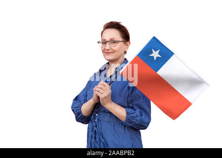 Chile Flagge. Frau mit chilenischer Flagge. Schönes Portrait der Dame im mittleren Alter 40 50 Jahre alt, eine große Flagge mit weissem Hintergrund. Stockfoto