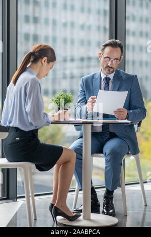 Paar Geschäftsmänner Gefühl besetzt während der monatlichen Berichte zusammen arbeiten Stockfoto