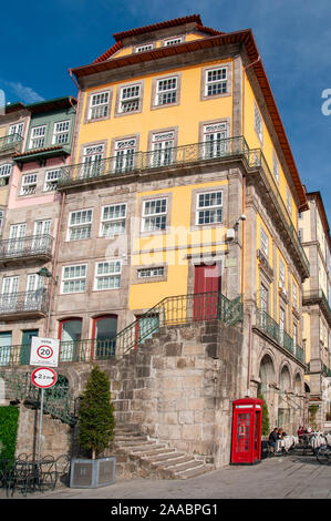 Alten bunten Häuser von Ribeira Platz, entlang des Flusses Douro, im historischen Zentrum von Porto, Portugal Stockfoto