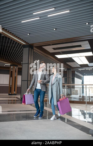 Paar Durchführung Einkaufstüten Gefühl glücklich nach Warenkorb zusammen Stockfoto