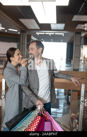 Frau ihr liebevoller Mann nach tolle Einkaufs Zeit umarmen am Wochenende Stockfoto