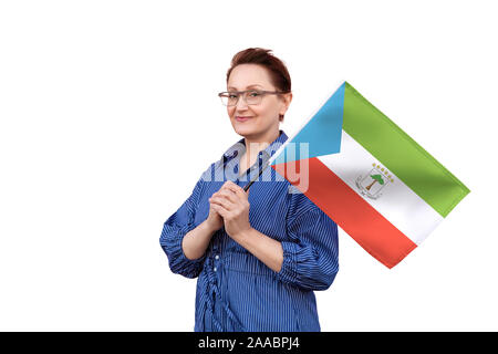 Äquatorialguinea Flagge. Schönes Portrait der Dame im mittleren Alter 40 50 Jahre alt, eine große Flagge mit weissem Hintergrund. Stockfoto