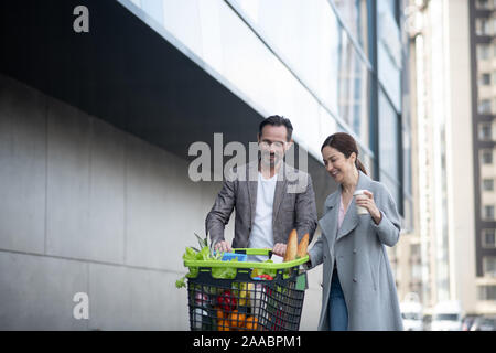 Frau trank einen Kaffee nach dem Kauf Lebensmittel mit ihrem liebevollen Ehemann Stockfoto