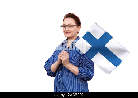 Finnland Flagge. Frau mit finnischer Flagge. Schönes Portrait der Dame im mittleren Alter 40 50 Jahre alt, eine große Flagge mit weissem Hintergrund. Stockfoto