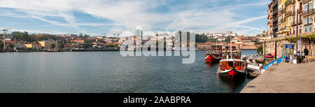 Douro River Panorama mit seitlichem Blick auf Porto (rechts), und Vila Nova de Gaia (links), von ribiera Square pier, Porto, Portugal. Stockfoto