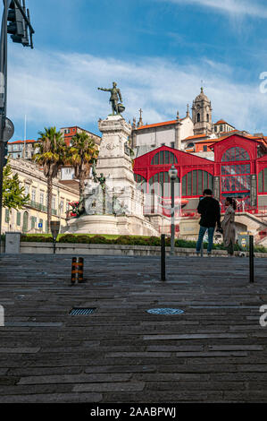 Portugal, Porto, Ribeira Jardim do Infante Dom Henrique, Heinrich der Seefahrer Statue und Mercado Ferreira Borges Stockfoto