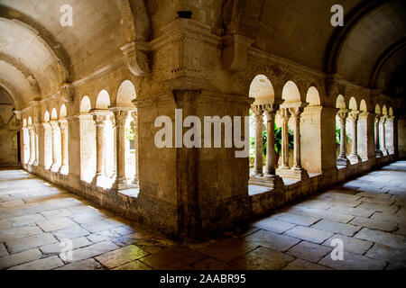 Kreuzgang Bereich um Saint-Paul-de-Mausole in Saint Remy de Provence in Frankreich Stockfoto