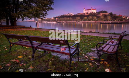 Schloss in Bratislava über den Fluss Dunabe, die Hauptstadt der Slowakei Stockfoto