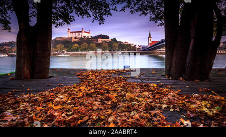 Schloss in Bratislava über den Fluss Dunabe, die Hauptstadt der Slowakei Stockfoto