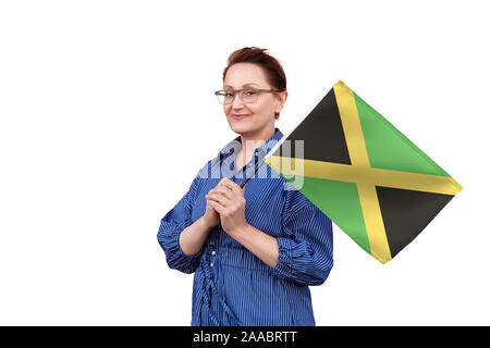 Jamaika Flagge. Frau mit Jamaikanischen Flagge. Schönes Portrait der Dame im mittleren Alter 40 50 Jahre alt, eine große Flagge mit weissem Hintergrund. Stockfoto