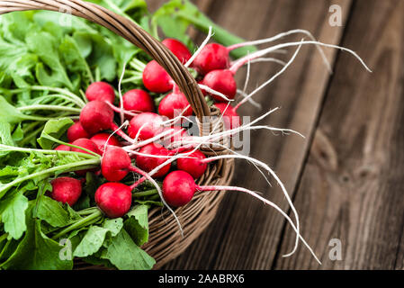 Bauernhof frisches Gemüse. Frisch organische Radieschen, rote Bündel von rettich am Bauernmarkt geerntet. Stockfoto