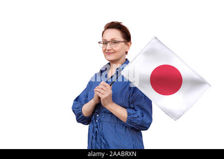 Japan Flagge. Frau mit japanischer Flagge. Schönes Portrait der Dame im mittleren Alter 40 50 Jahre alt, eine große Flagge mit weissem Hintergrund. Stockfoto