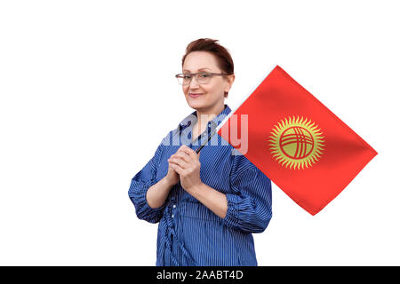 Kirgistan Fahne. Frau mit Kirgistan Fahne. Schönes Portrait der Dame im mittleren Alter 40 50 Jahre alt, eine große Flagge mit weissem Hintergrund. Stockfoto