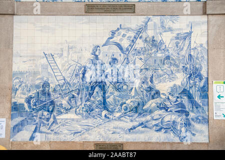 Schlacht von valdevez bemalte Keramik Ziegelei (Azulejos) an den Innenwänden der Halle von Sao Bento Bahnhof in Porto, Portugal Stockfoto