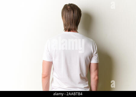 Ansicht der Rückseite des jungen Mann mit langen blonden Haaren Stockfoto