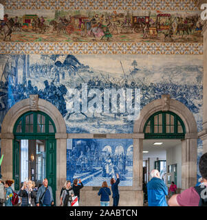 Bemalte Keramik Ziegelei (Azulejos) an den Innenwänden der Halle von Sao Bento Bahnhof in Porto, Portugal Stockfoto