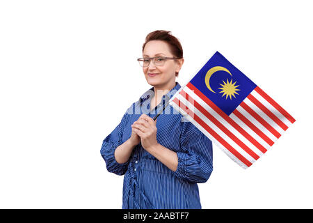 Malaysia Fahne. Frau mit malaysischer Flagge. Schönes Portrait der Dame im mittleren Alter 40 50 Jahre alt, eine große Flagge mit weissem Hintergrund. Stockfoto