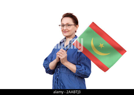 Mauretanien Flagge. Frau mit mauretanische Flagge. Schönes Portrait der Dame im mittleren Alter 40 50 Jahre alt, eine große Flagge mit weissem Hintergrund. Stockfoto