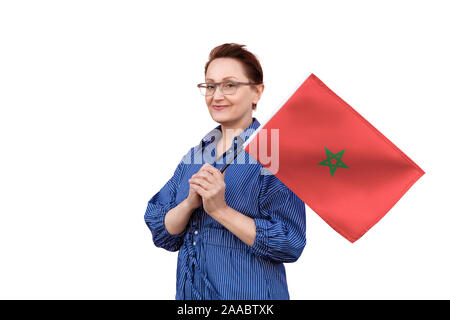 Marokko Flagge. Frau mit marokkanischen Flagge. Schönes Portrait der Dame im mittleren Alter 40 50 Jahre alt, eine große Flagge mit weissem Hintergrund. Stockfoto