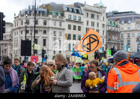 London, England - Oktober 11, 2019: Aussterben Rebellion Demonstranten in Trafalgar Square London holding Flags und protestieren gegen den Klimawandel Stockfoto