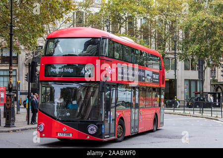 London, England - Oktober 11, 2019: Double Deck routemaster Bus, Linie 453 in London Stockfoto