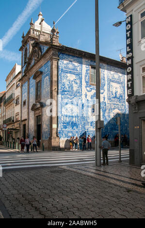 Porto, Portugal. Santa Catarina Kapelle, aka Almas Kapelle mit Azulejos, den typischen portugiesischen blauen Kacheln dekoriert Stockfoto
