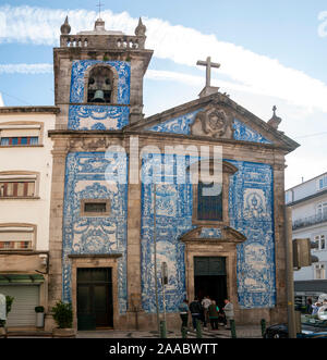 Porto, Portugal. Santa Catarina Kapelle, aka Almas Kapelle mit Azulejos, den typischen portugiesischen blauen Kacheln dekoriert Stockfoto