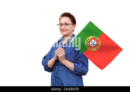 Portugal Flagge. Frau mit portugiesischen Flagge. Schönes Portrait der Dame im mittleren Alter 40 50 Jahre alt, eine große Flagge mit weissem Hintergrund. Stockfoto
