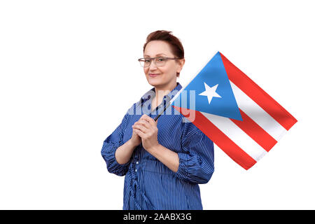 Puerto Rico Flagge. Frau mit Puerto Rican Flag. Schönes Portrait der Dame im mittleren Alter 40 50 Jahre alt, eine grosse Fahne auf weißem Hintergrund Stockfoto