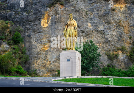 Statue der Jungfrau Maria auf dem Weg in das Haus der Jungfrau Maria glaubte ihr letzter Wohnsitz zu sein Stockfoto