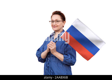 Russland Flagge. Frau mit russischen Flagge. Schönes Portrait der Dame im mittleren Alter 40 50 Jahre alt, eine große Flagge mit weissem Hintergrund. Stockfoto