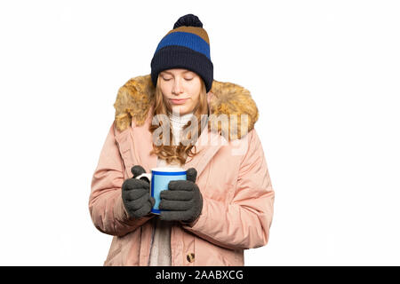 Eine junge Frau im Winter Kleidung Wärmt die Hände an einem heißen Becher Stockfoto