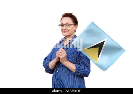 Saint Lucia Flagge. Frau mit St. Lucia Flagge. Schönes Portrait der Dame im mittleren Alter 40 50 Jahre alt, eine große Flagge mit weissem Hintergrund. Stockfoto