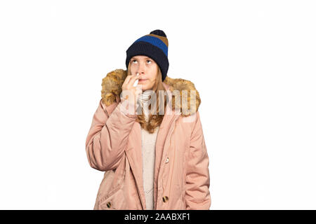 Eine junge Frau ist krank und braucht ein Nasenspray Stockfoto