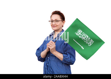 Saudi-arabien Flagge. Frau mit Flagge. Schönes Portrait der Dame im mittleren Alter 40 50 Jahre alt, eine große Flagge mit weissem Hintergrund. Stockfoto